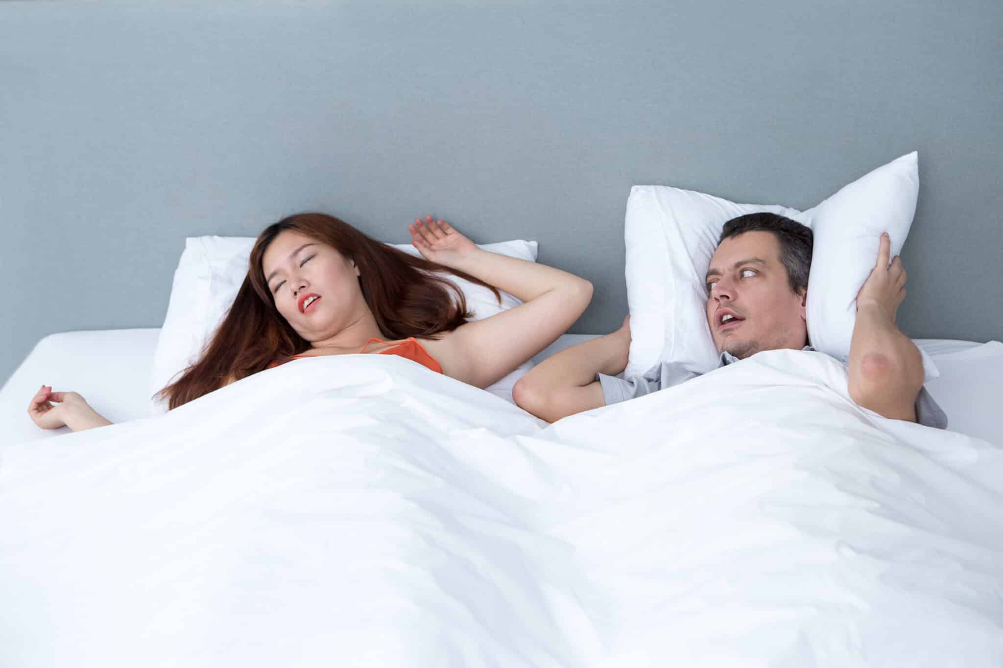 Vrouw Die Snurkt Terwijl Partner Zijn Oren Bedekt
